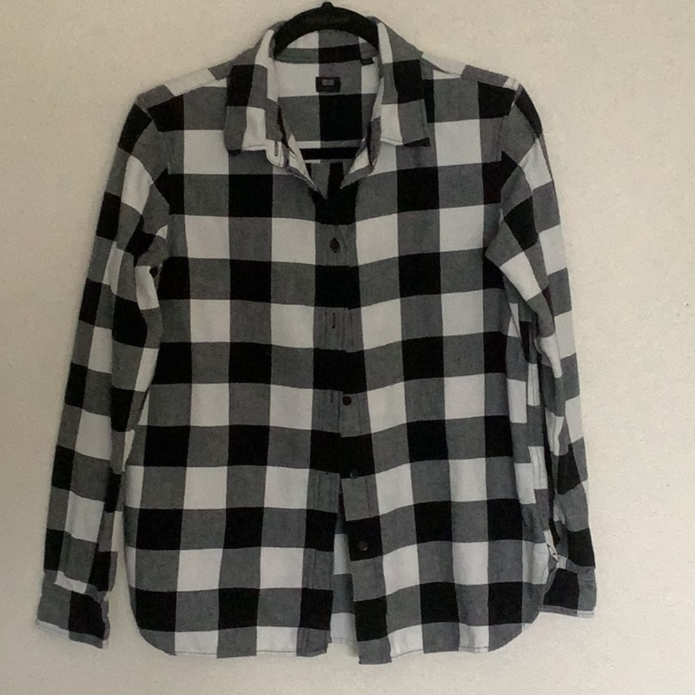 Uniqlo plaid black and white button down flannel shirt Size M
